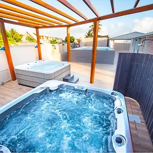 Jacuzzis Et Piscine Au Centre De Port-Louis